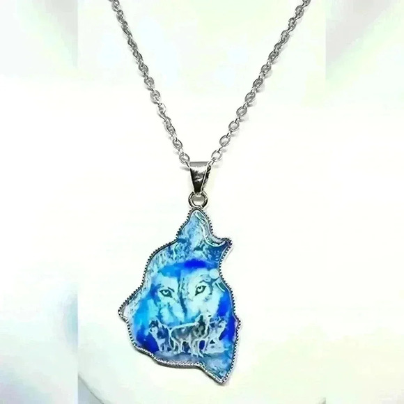 NWOT  Beautiful Wolf Necklace - Picture 1 of 3
